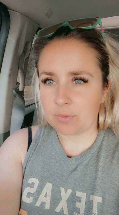 Txhoneybuns nude pornstar pics