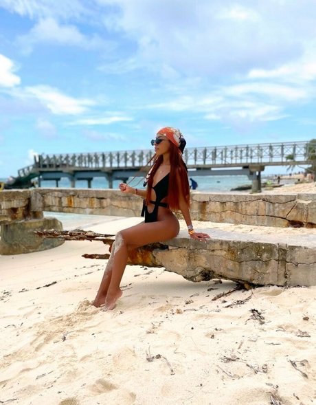 cuteanddesesperate erotic star photo