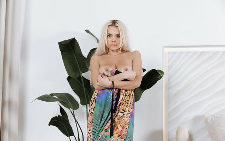 Valeriamour nude model picture