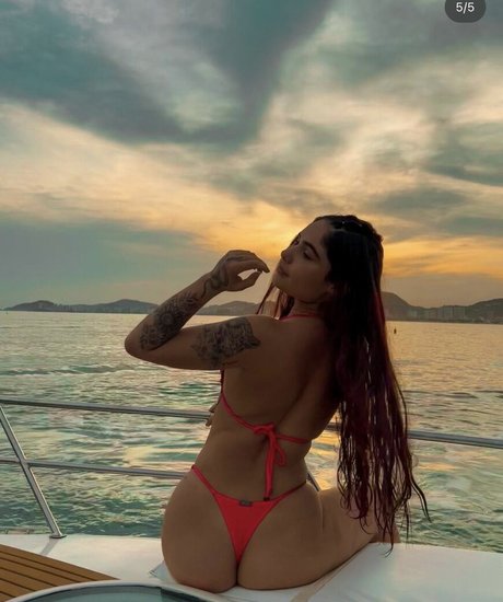 Lia Dumbra model art pic