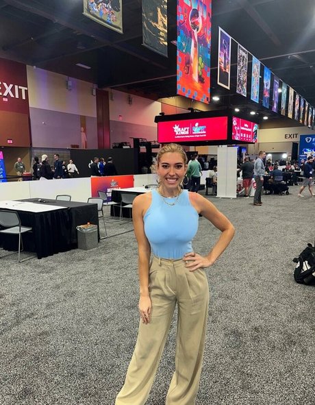 Taylor Mathis star pretty pics