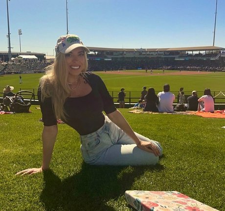 Taylor Mathis model pretty picture