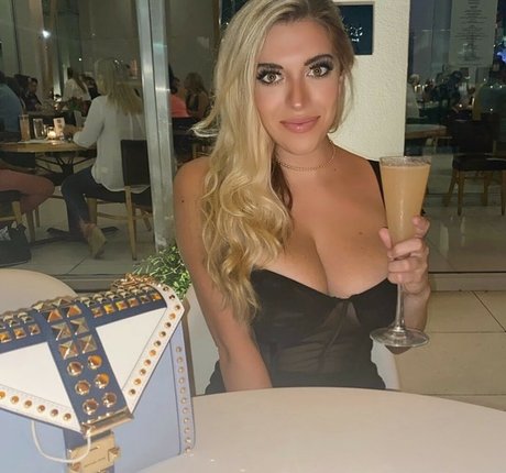 Taylor Mathis pretty actress pictures