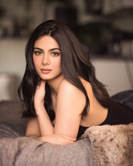 Emeraude Toubia star pretty picture