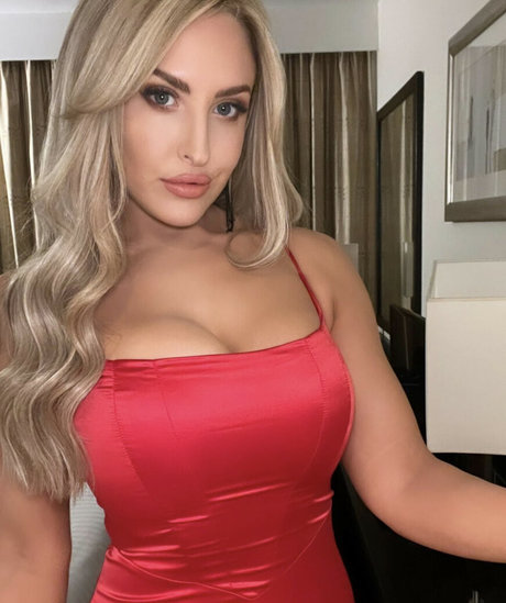 Eljonesuk model naked pic