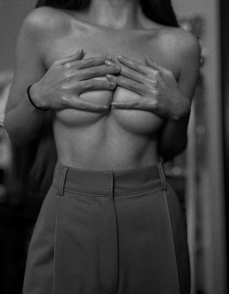 Leratlerat naked model image