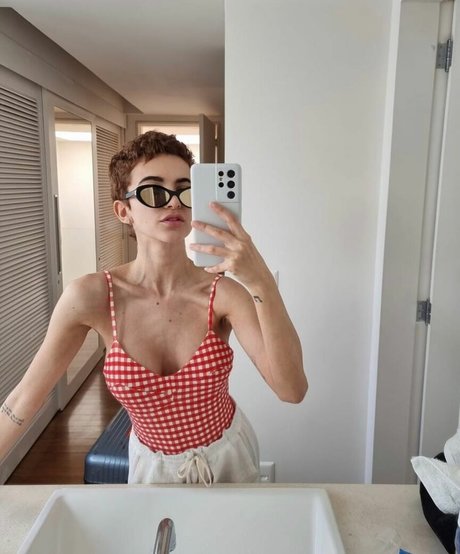 Manu Gavassi art model pic