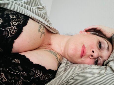 DarkHairedTemptress pornstar hot images