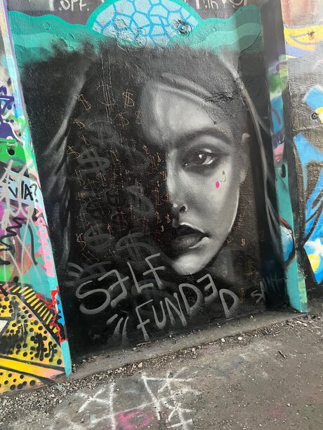 L Heaux pretty model picture