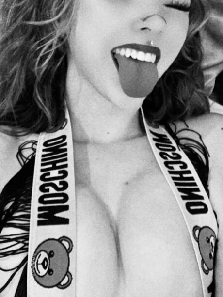 M O X I E perfect actress pictures