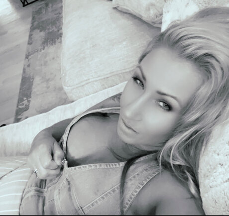 Bella Fox star top picture