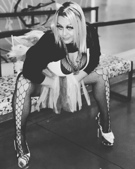 Bossybee sex model pic