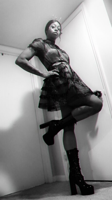 LadyRen10 nudes model pic