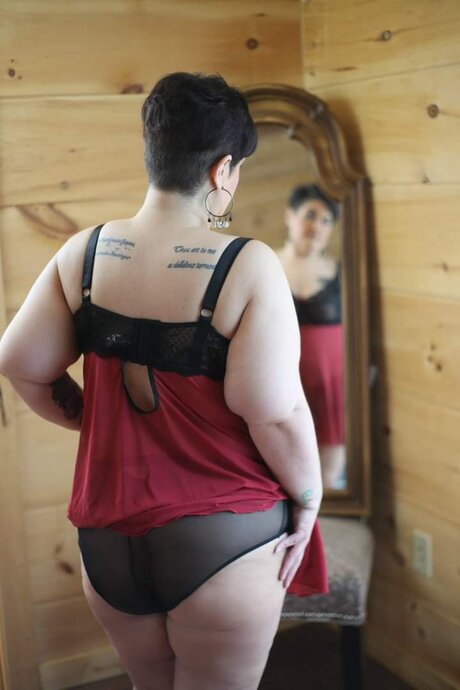 Buxom Booty pornstar high quality img