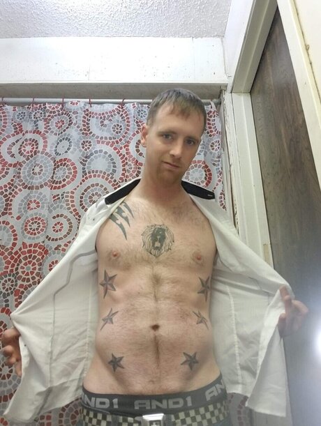 TRAVIS nude model picture