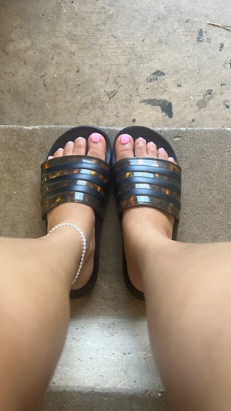 HoneyT model high quality images