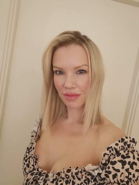 Crizz hot actress photos