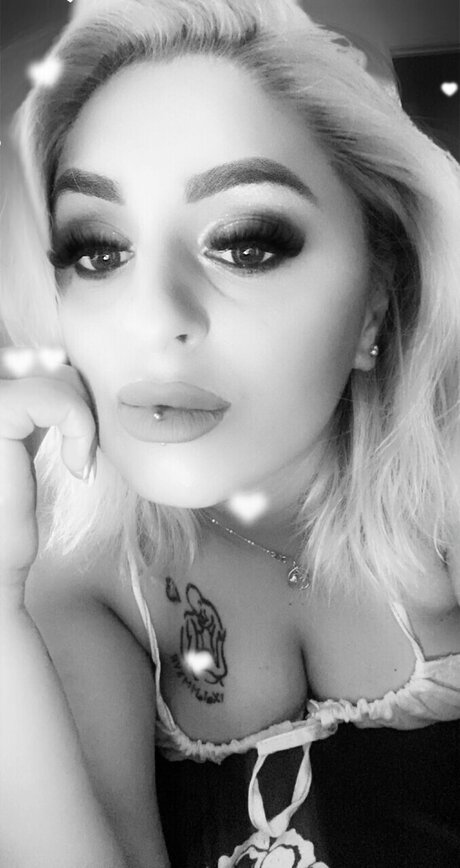 Adelina star pretty pics