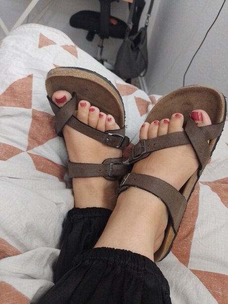 Naughty feet123 nudes model image