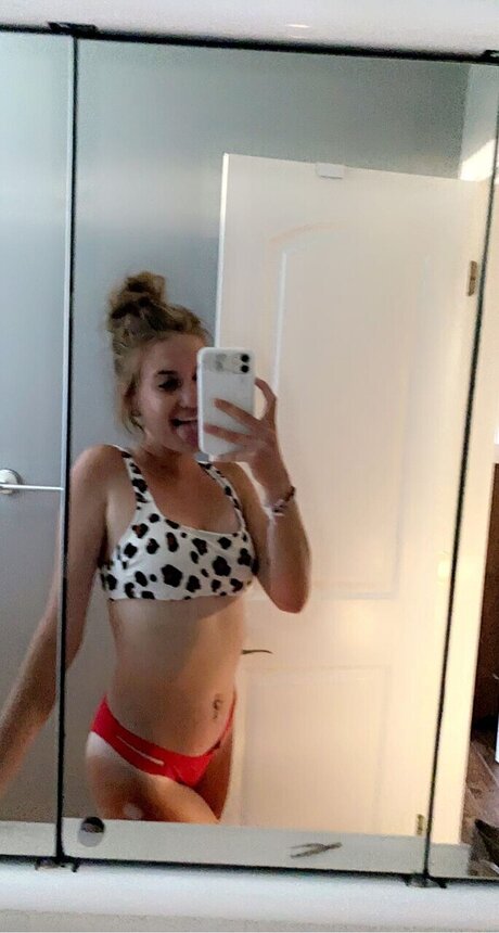 Adriana Lynae beautiful actress images