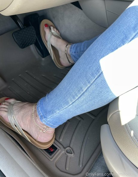 mimifootnip adult model pic