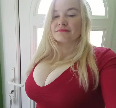 Dejana Savi model hot image