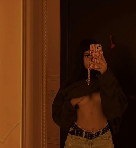 luxuraa model beautiful photo