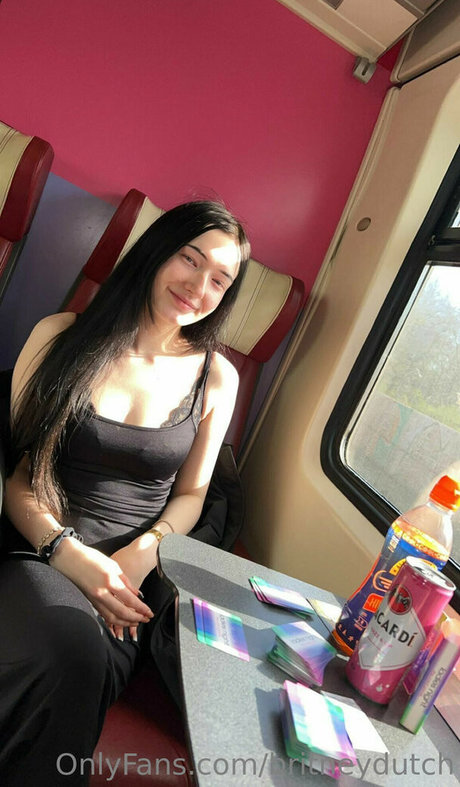 Britneydutch18 pornographic model pics