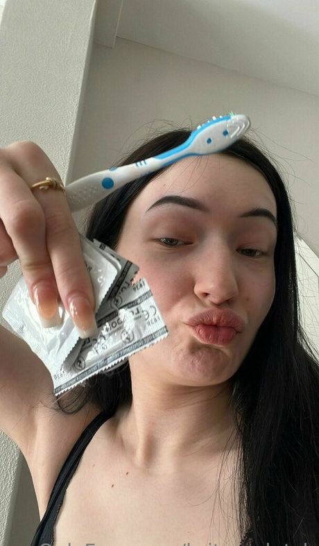 Britneydutch18 pornstar naked picture