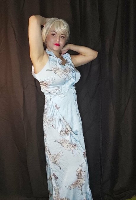 vip your bad mommmmy naked model image