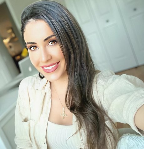 Anna Paulina Luna top pornstar pictures