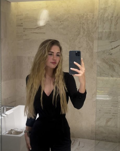 fab ienne0805 model nude photo