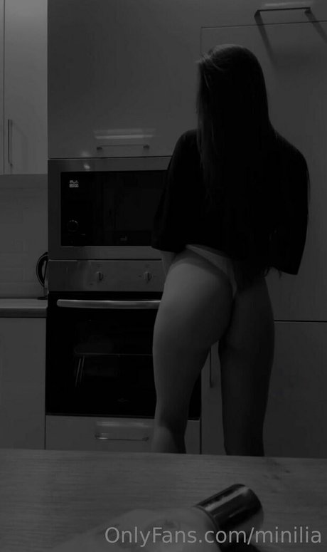 minilia nude model img