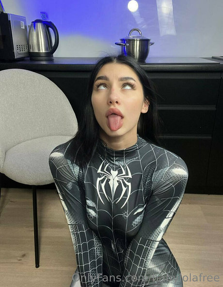 babylolafree naked model pic