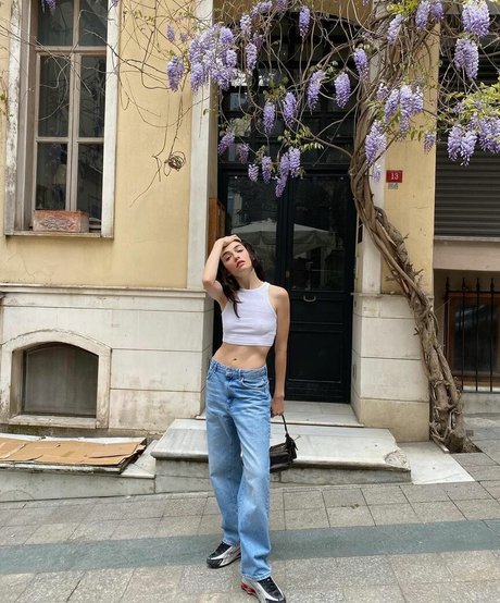 Hazar Erguclu model sexy picture