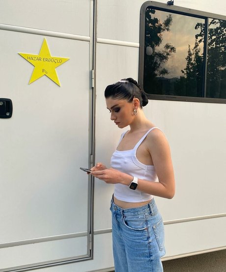 Hazar Erguclu nice star picture