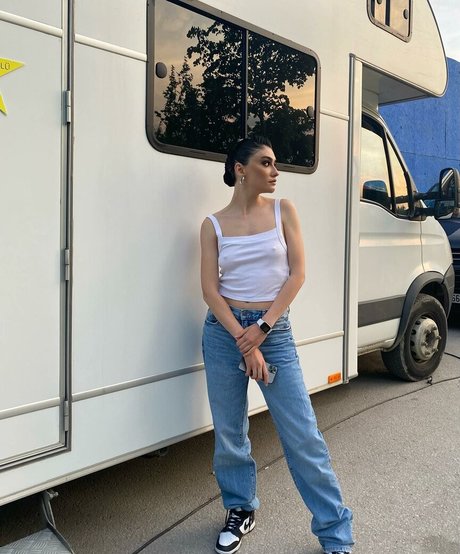 Hazar Erguclu model perfect pictures