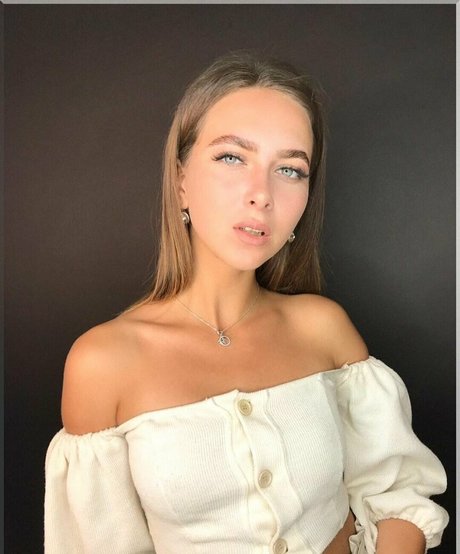 allwene free model naked img