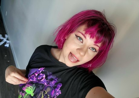 shaeswan exclusive model image