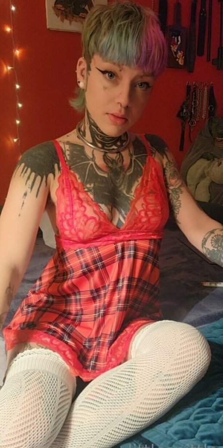 Little Spittle model nude pictures