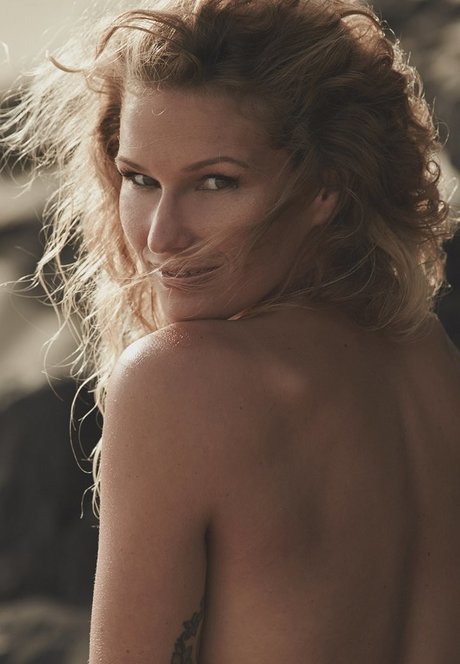 Janni Honscheid hot model pic