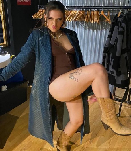 Mae Muller hd actress img