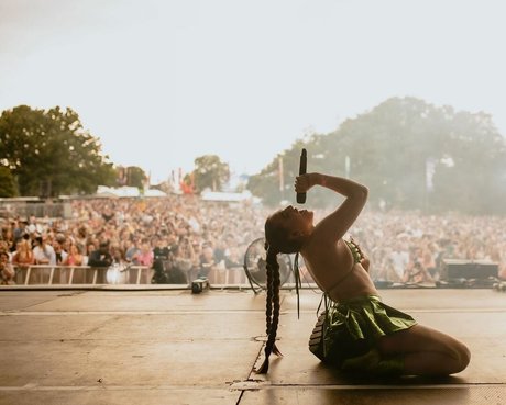 Mae Muller adult actress gallery