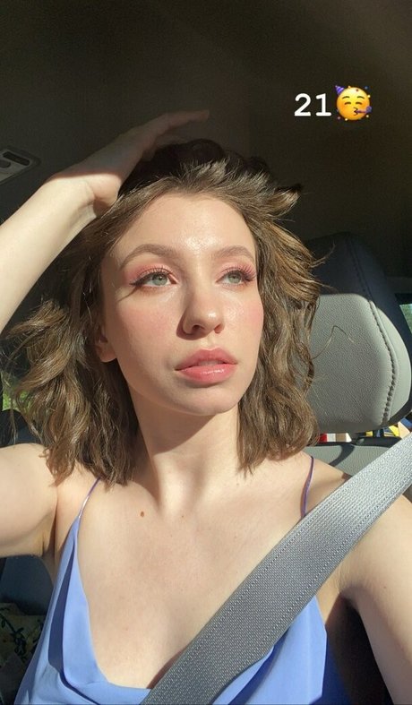 Katelyn Nacon pretty actress photos