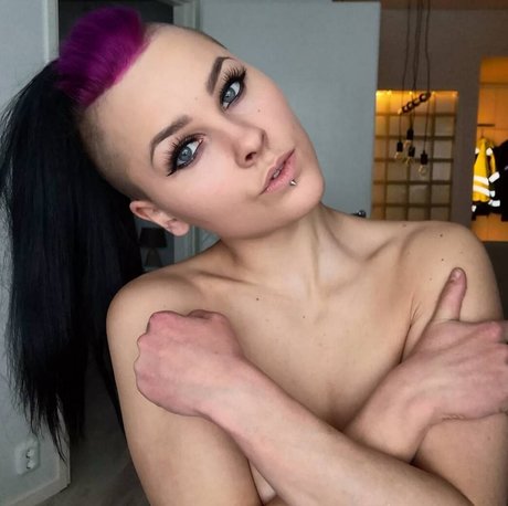 VMissyB model pornographic image