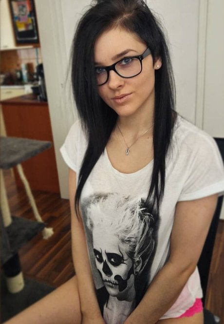 VMissyB pornstar erotic image