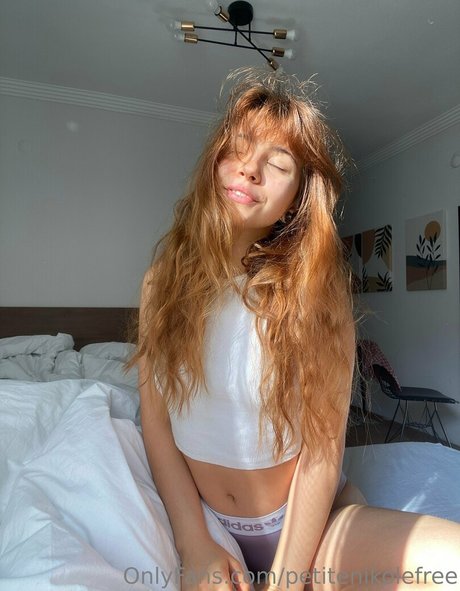 petitenikolefree naked actress image