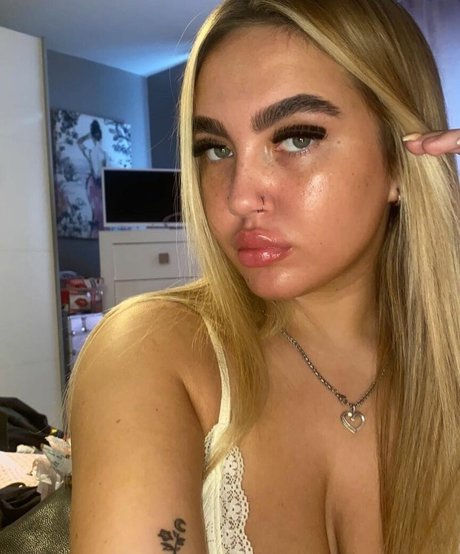 Caoimheeee free model photo