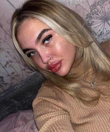 Caoimheeee model hot photo