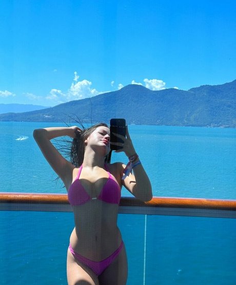 Bela Fernandes high quality actress pictures